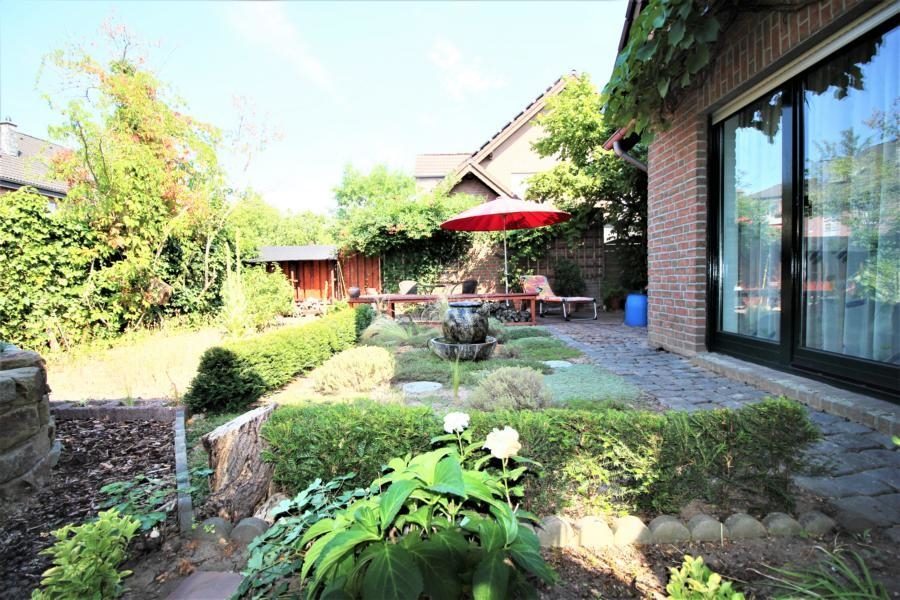 Immobilienangebot - Düsseldorf - Alle - Hellerhof-Ost: Freistehendes und verklinkertes Einfamilienhaus mit großem Garten
