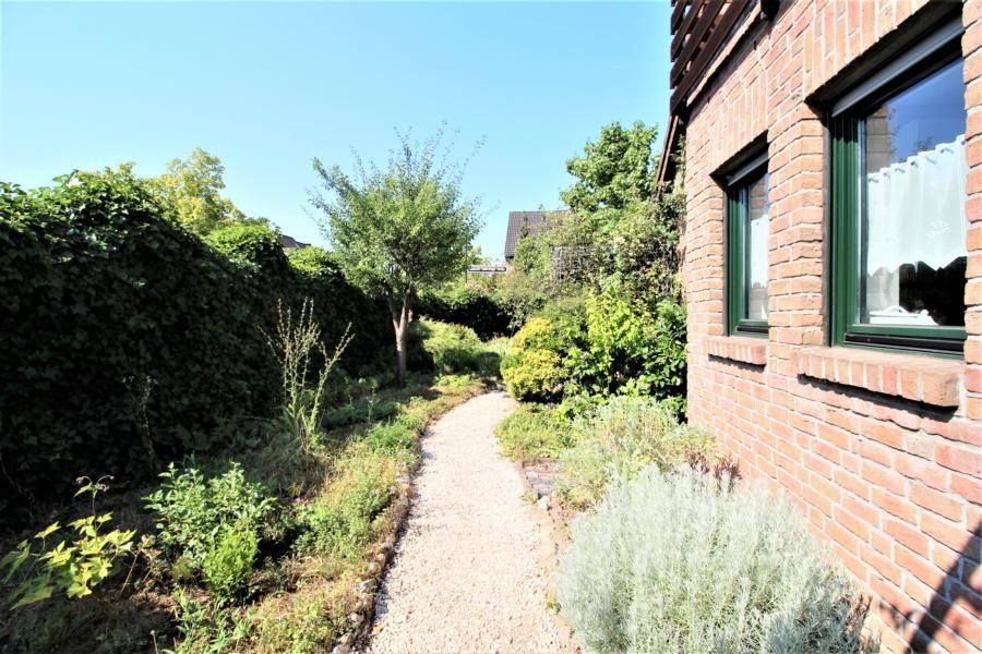 Immobilienangebot - Düsseldorf - Alle - Hellerhof-Ost: Freistehendes und verklinkertes Einfamilienhaus mit großem Garten