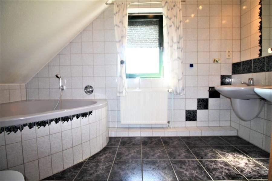 Immobilienangebot - Düsseldorf - Alle - Hellerhof-Ost: Freistehendes und verklinkertes Einfamilienhaus mit großem Garten