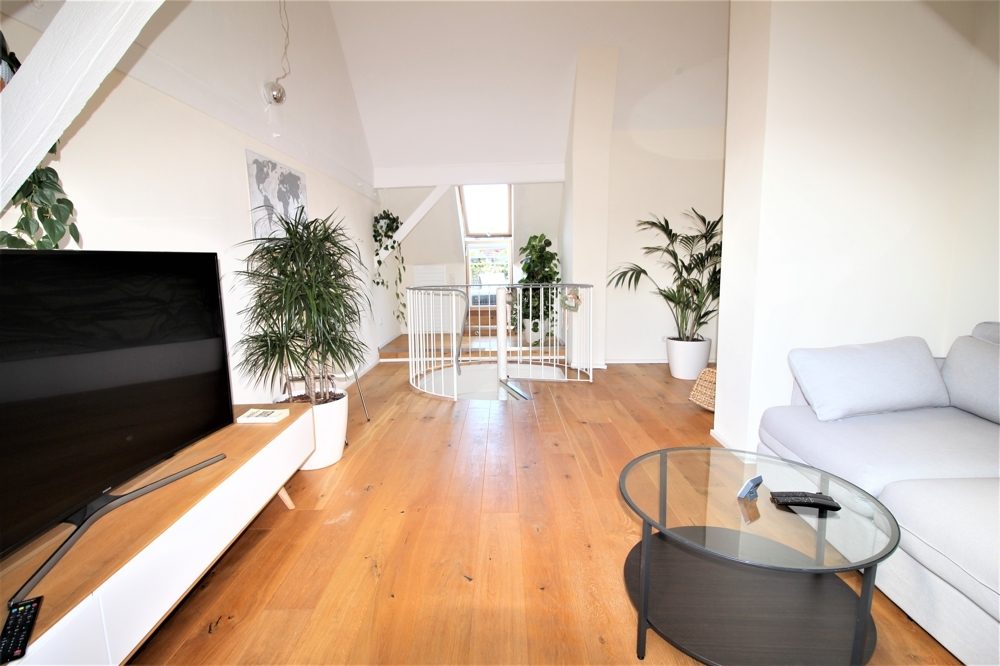 Immobilienangebot - Düsseldorf - Alle - Friedrichstadt: schöne 3,5 - Zimmer- Altbau Maisonettewohnung mit Dachterrasse in zentraler Lage