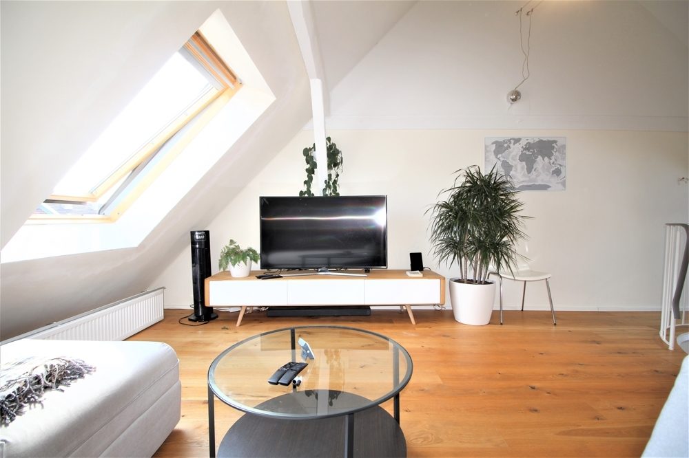 Immobilienangebot - Düsseldorf - Alle - Friedrichstadt: schöne 3,5 - Zimmer- Altbau Maisonettewohnung mit Dachterrasse in zentraler Lage