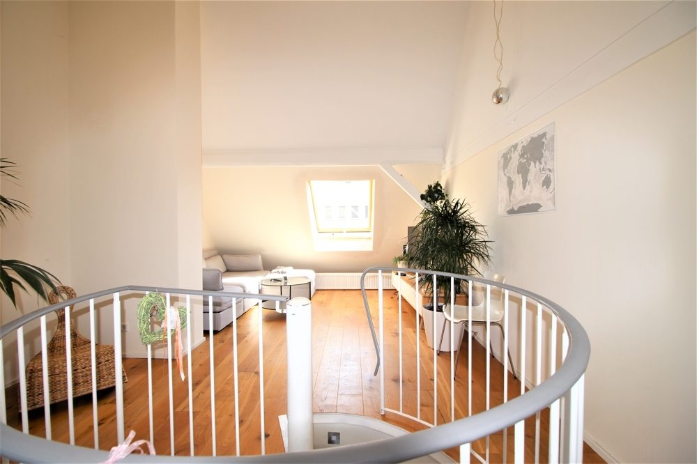 Immobilienangebot - Düsseldorf - Alle - Friedrichstadt: schöne 3,5 - Zimmer- Altbau Maisonettewohnung mit Dachterrasse in zentraler Lage