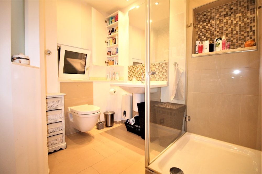 Immobilienangebot - Düsseldorf - Alle - Friedrichstadt: schöne 3,5 - Zimmer- Altbau Maisonettewohnung mit Dachterrasse in zentraler Lage