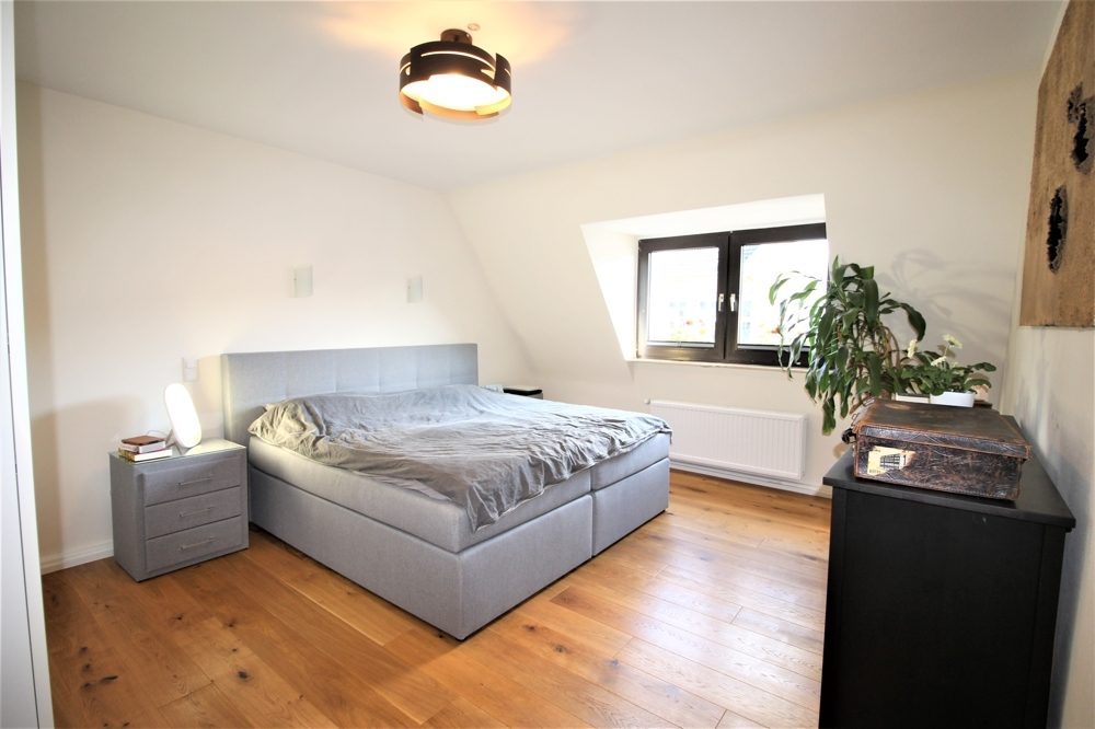 Immobilienangebot - Düsseldorf - Alle - Friedrichstadt: schöne 3,5 - Zimmer- Altbau Maisonettewohnung mit Dachterrasse in zentraler Lage
