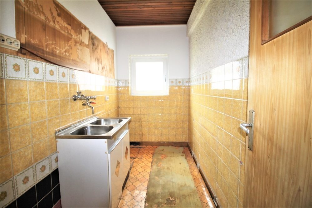 Immobilienangebot - Düsseldorf / Unterrath - Alle - Unterrath: Sanierungsbedürftige 2 Zimmerwohnung mit Balkon in ruhiger Lage