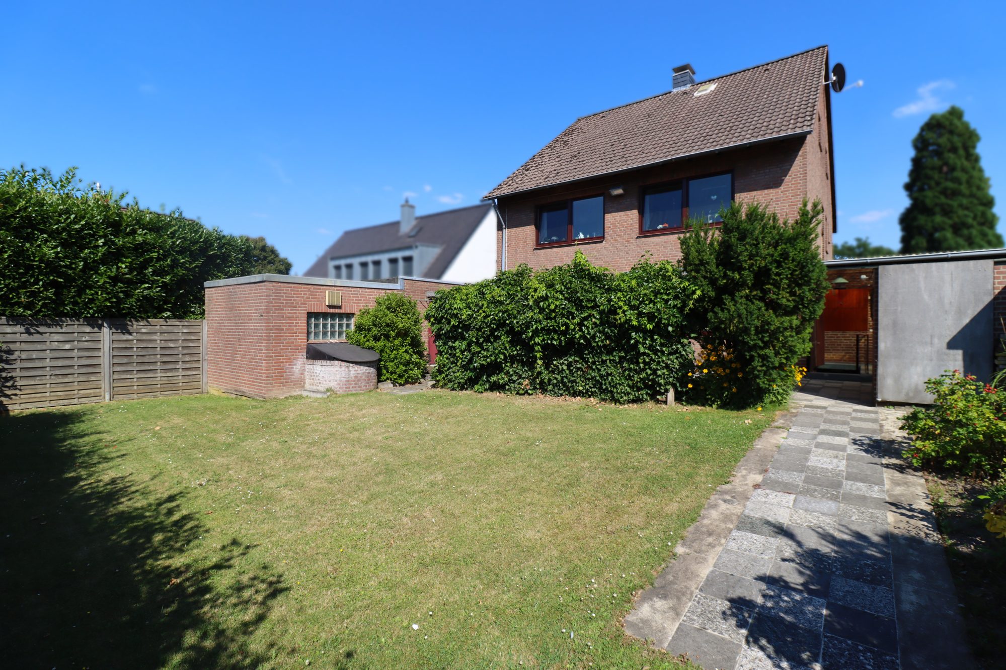 Immobilienangebot - Meerbusch / Lank-Latum - Alle - Lank-Latum: attraktives Dreifamilienhaus mit Garten in ruhiger Lage