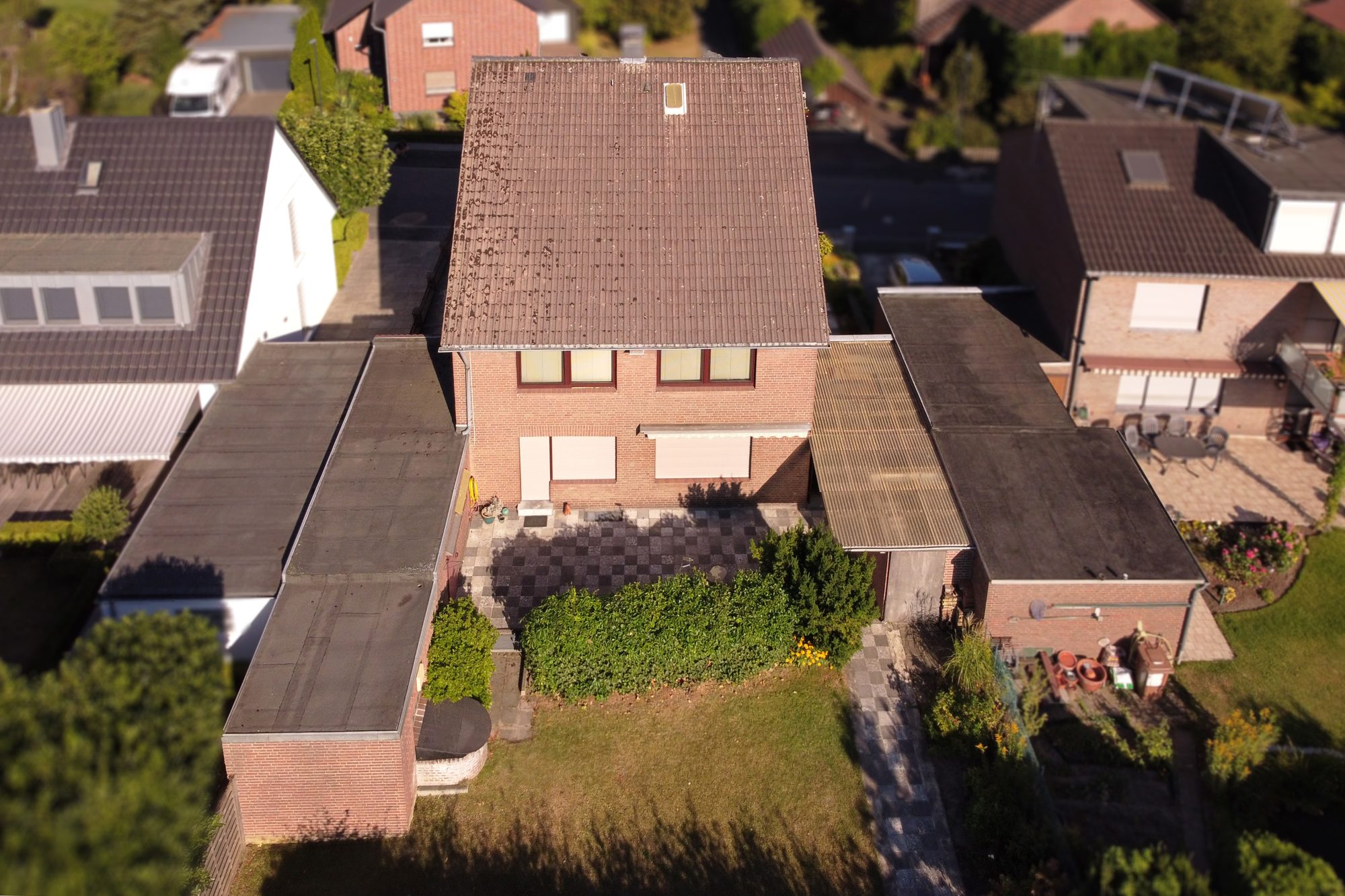 Immobilienangebot - Meerbusch / Lank-Latum - Alle - Lank-Latum: attraktives Dreifamilienhaus mit Garten in ruhiger Lage