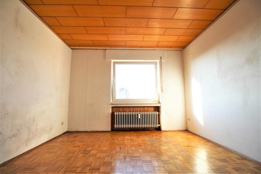 Immobilienangebot - Kaarst - Alle - Attraktiv als Anlage/ für Eigennutzer: Renovierungsbedürftige 3 Zimmer mit Balkon und Garage
