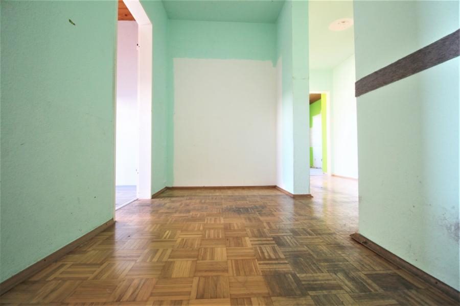 Immobilienangebot - Kaarst - Alle - Attraktiv als Anlage/ für Eigennutzer: Renovierungsbedürftige 3 Zimmer mit Balkon und Garage