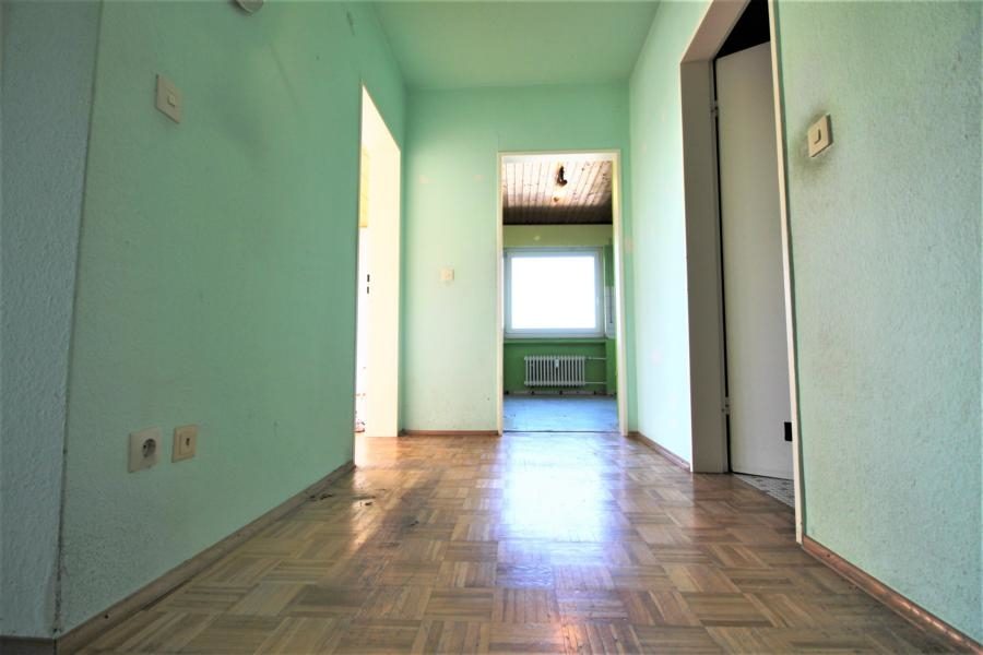Immobilienangebot - Kaarst - Alle - Attraktiv als Anlage/ für Eigennutzer: Renovierungsbedürftige 3 Zimmer mit Balkon und Garage