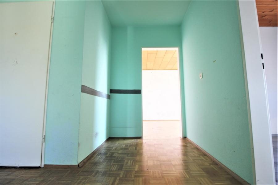 Immobilienangebot - Kaarst - Alle - Attraktiv als Anlage/ für Eigennutzer: Renovierungsbedürftige 3 Zimmer mit Balkon und Garage