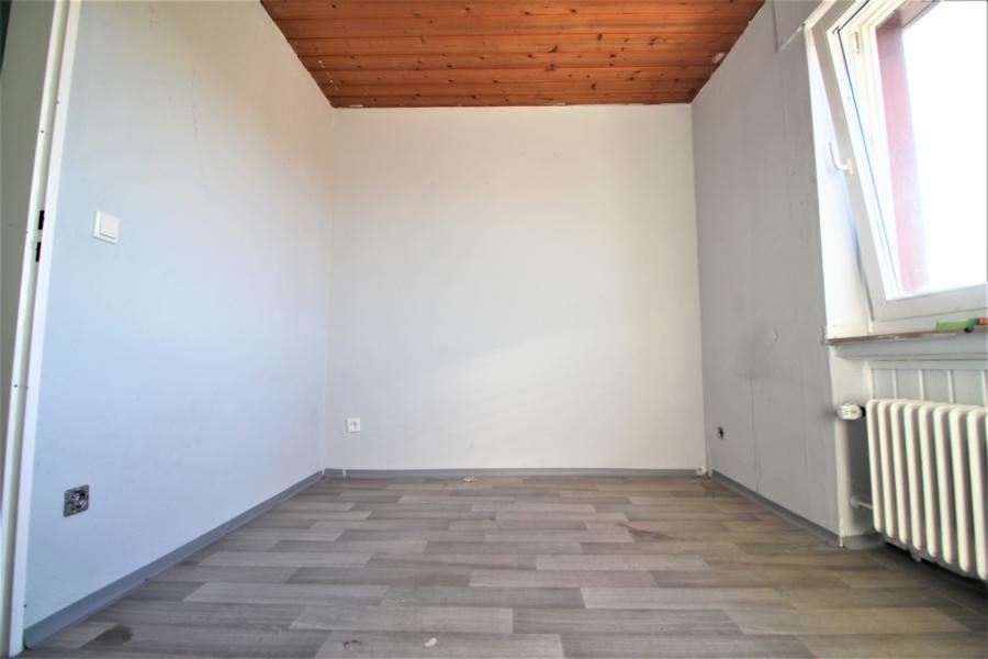 Immobilienangebot - Kaarst - Alle - Attraktiv als Anlage/ für Eigennutzer: Renovierungsbedürftige 3 Zimmer mit Balkon und Garage