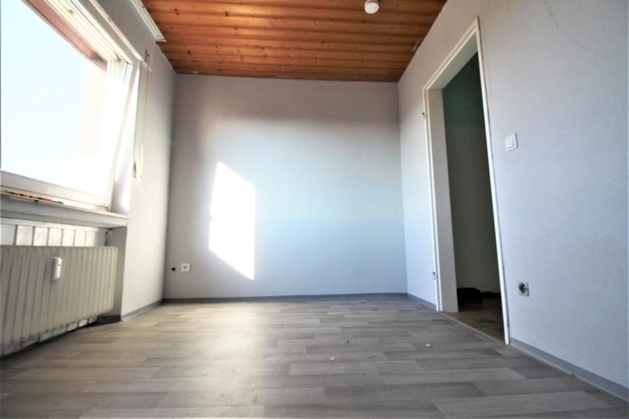 Immobilienangebot - Kaarst - Alle - Attraktiv als Anlage/ für Eigennutzer: Renovierungsbedürftige 3 Zimmer mit Balkon und Garage