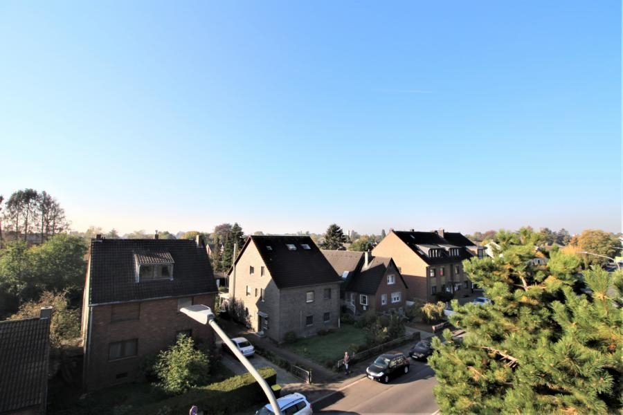 Immobilienangebot - Kaarst - Alle - Attraktiv als Anlage/ für Eigennutzer: Renovierungsbedürftige 3 Zimmer mit Balkon und Garage