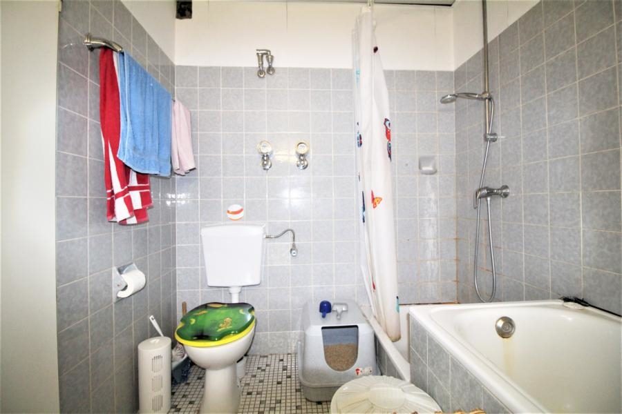 Immobilienangebot - Kaarst - Alle - Attraktiv als Anlage/ für Eigennutzer: Renovierungsbedürftige 3 Zimmer mit Balkon und Garage