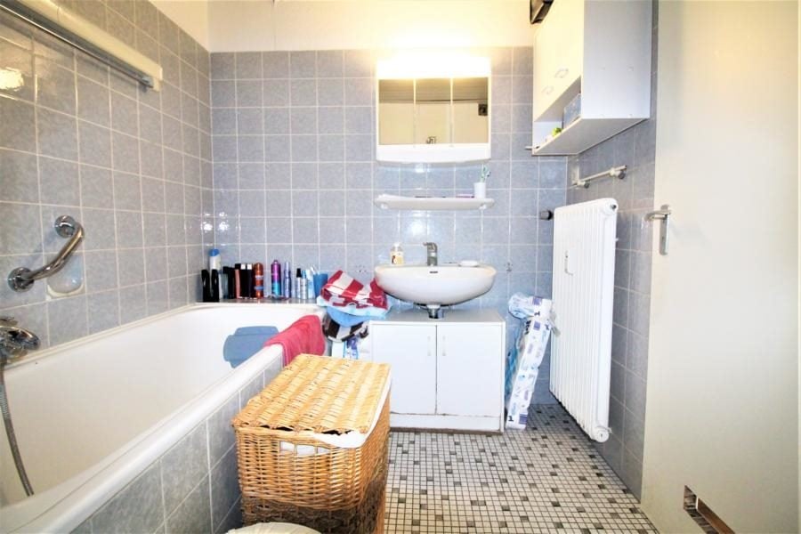 Immobilienangebot - Kaarst - Alle - Attraktiv als Anlage/ für Eigennutzer: Renovierungsbedürftige 3 Zimmer mit Balkon und Garage