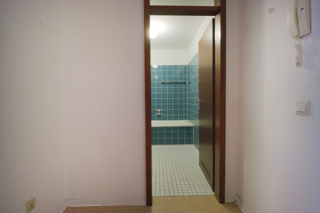 Immobilienangebot - Erkrath - Alle - leerstehende und helle 1-Zimmer mit Balkon, Schwimmbad und Sauna in Erkrath-Unterfeldhaus