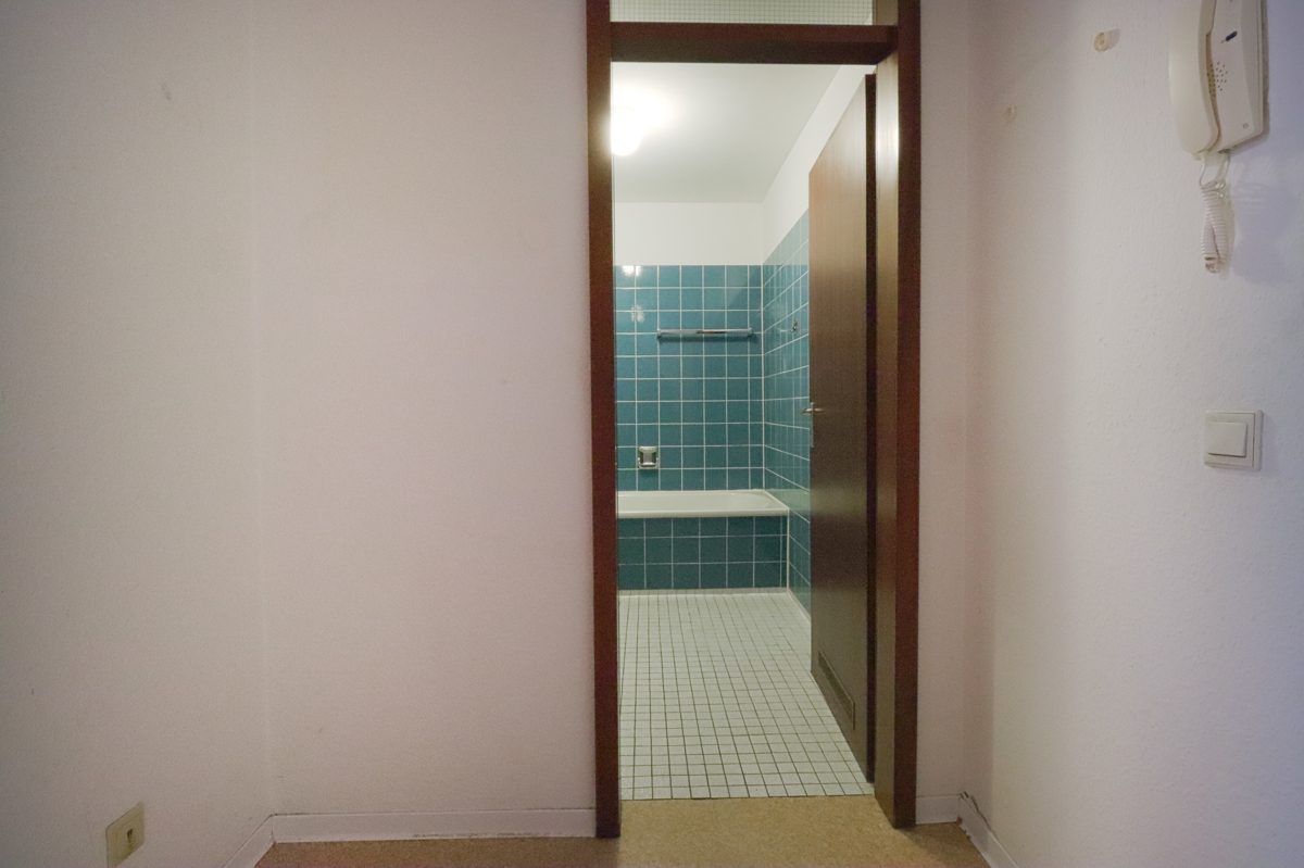 Immobilienangebot - Erkrath - Alle - leerstehende und helle 1-Zimmer mit Balkon, Schwimmbad und Sauna in Erkrath-Unterfeldhaus