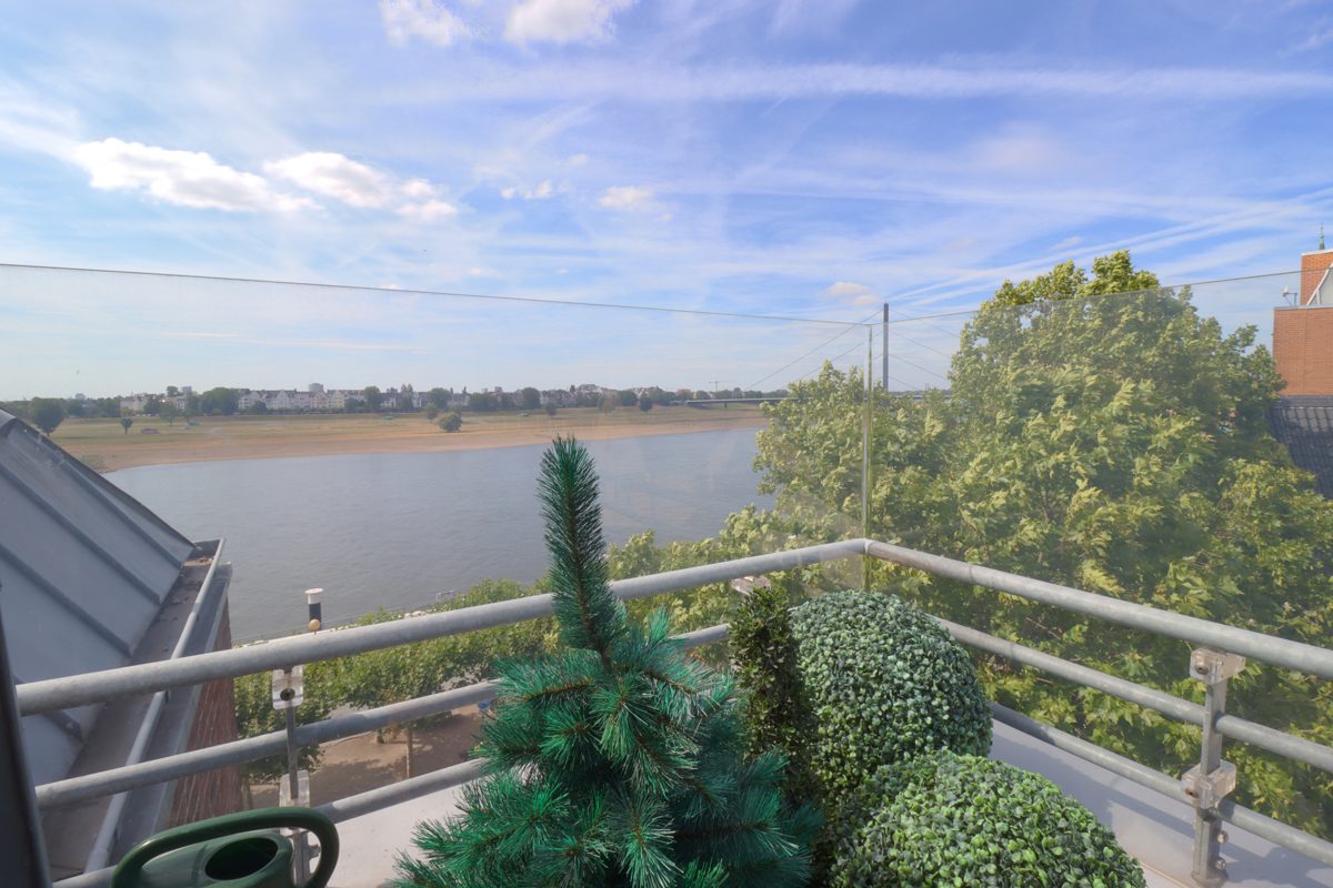 Immobilienangebot - Düsseldorf - Alle - Altstadt: exklusive Galeriewohnung mit einzigartigem Rheinblick, Terrasse und TG-Stellplatz