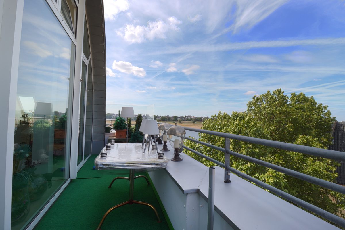 Immobilienangebot - Düsseldorf - Alle - Altstadt: exklusive Galeriewohnung mit einzigartigem Rheinblick, Terrasse und TG-Stellplatz