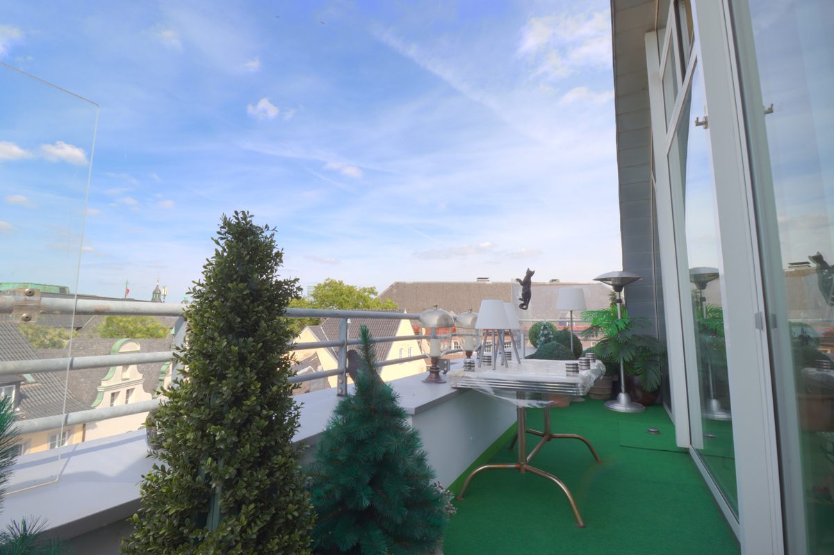 Immobilienangebot - Düsseldorf - Alle - Altstadt: exklusive Galeriewohnung mit einzigartigem Rheinblick, Terrasse und TG-Stellplatz