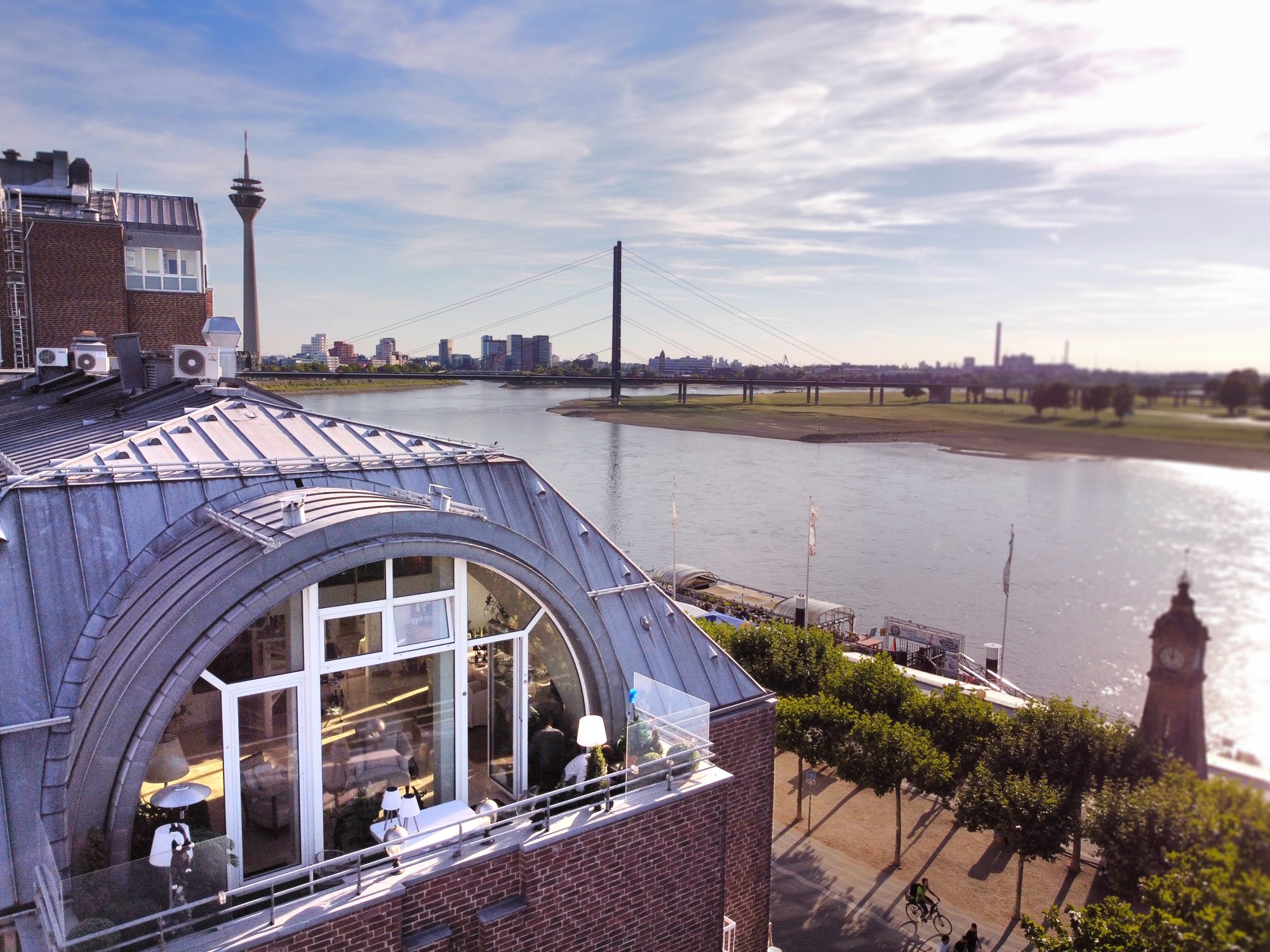 Immobilienangebot - Düsseldorf - Alle - Altstadt: exklusive Galeriewohnung mit einzigartigem Rheinblick, Terrasse und TG-Stellplatz
