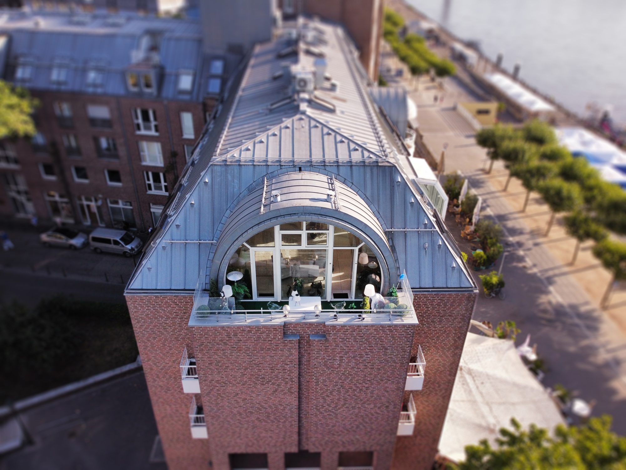 Immobilienangebot - Düsseldorf - Alle - Altstadt: exklusive Galeriewohnung mit einzigartigem Rheinblick, Terrasse und TG-Stellplatz