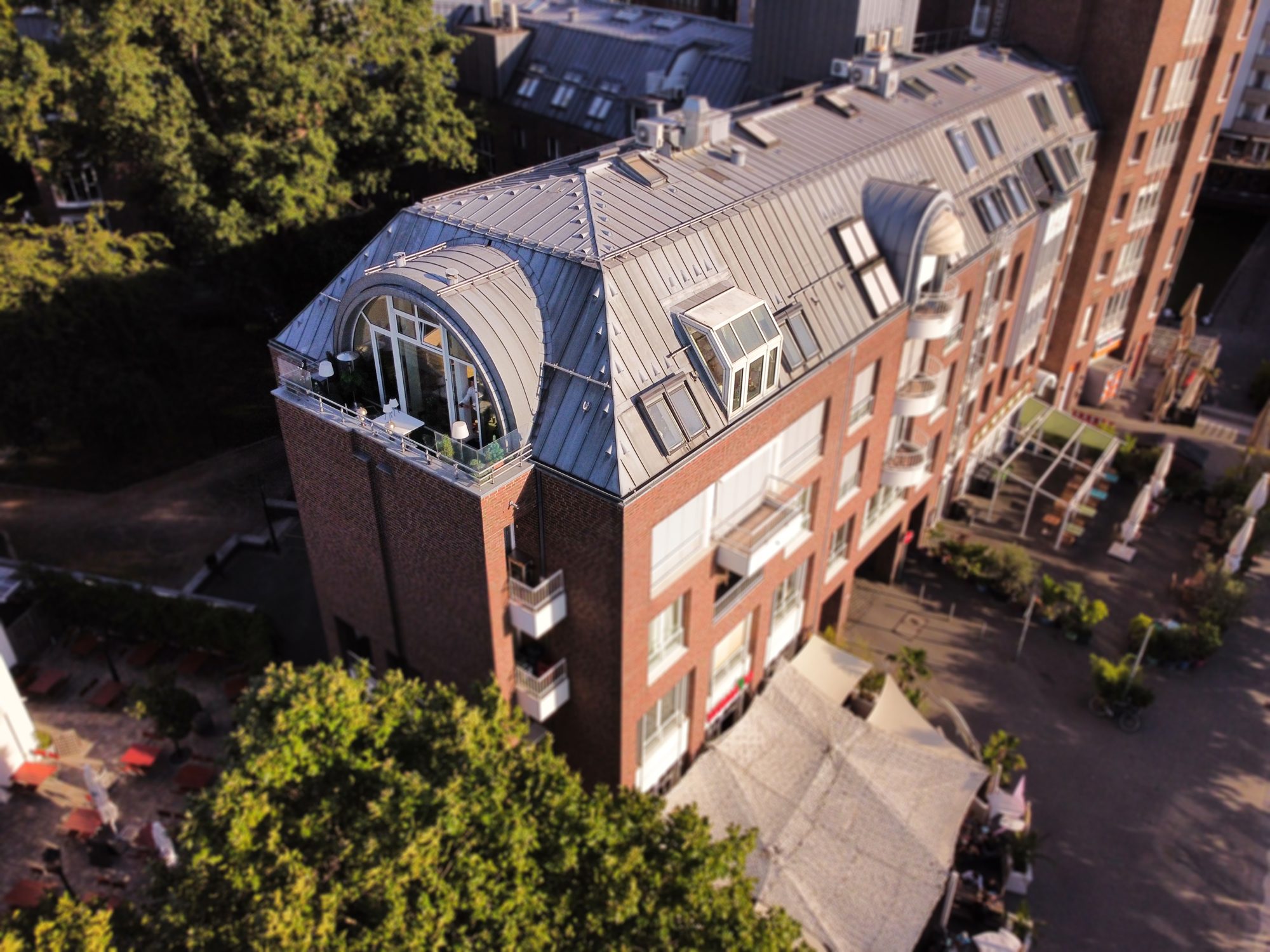 Immobilienangebot - Düsseldorf - Alle - Altstadt: exklusive Galeriewohnung mit einzigartigem Rheinblick, Terrasse und TG-Stellplatz