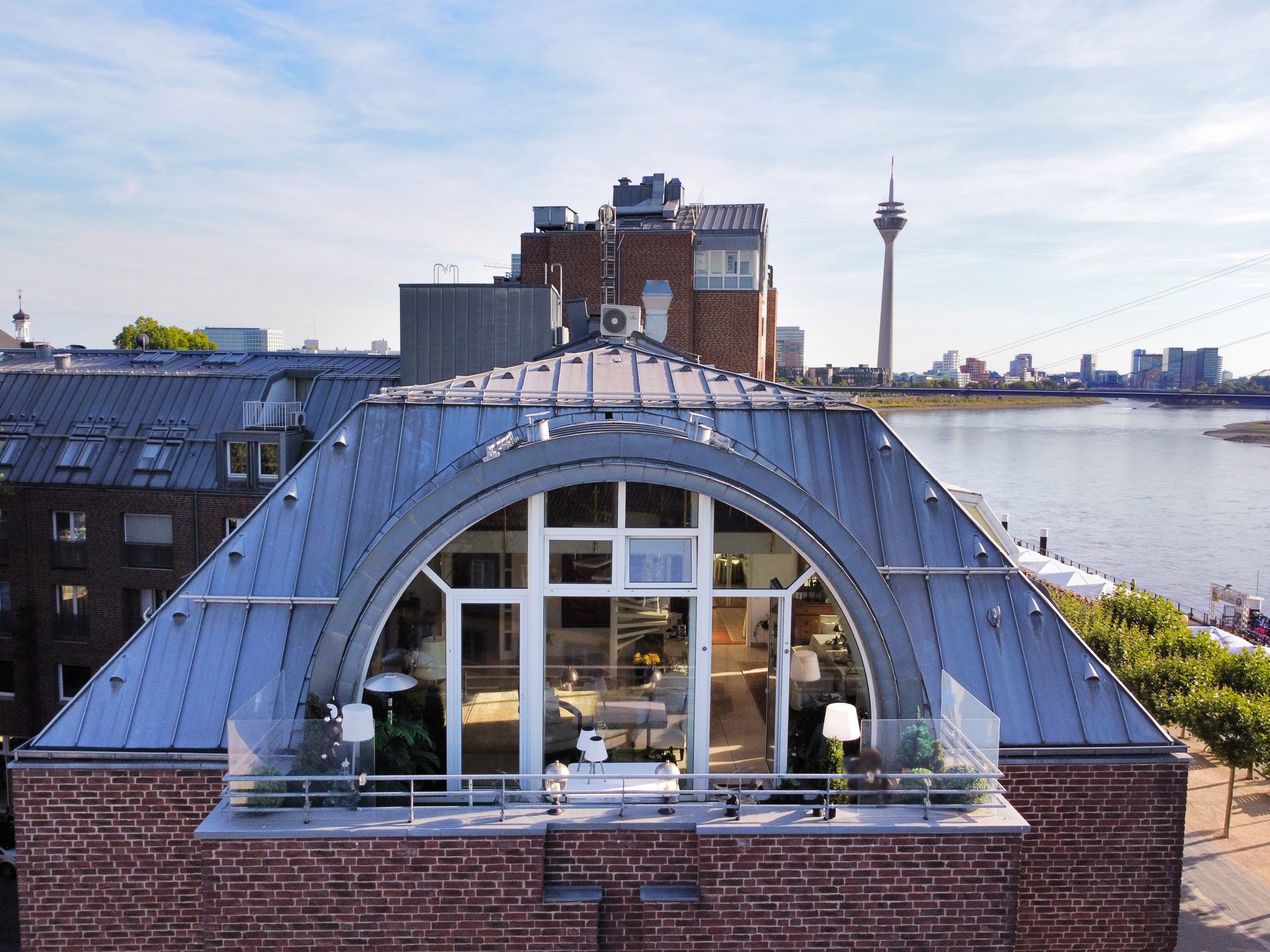 Immobilienangebot - Düsseldorf - Alle - Altstadt: exklusive Galeriewohnung mit einzigartigem Rheinblick, Terrasse und TG-Stellplatz