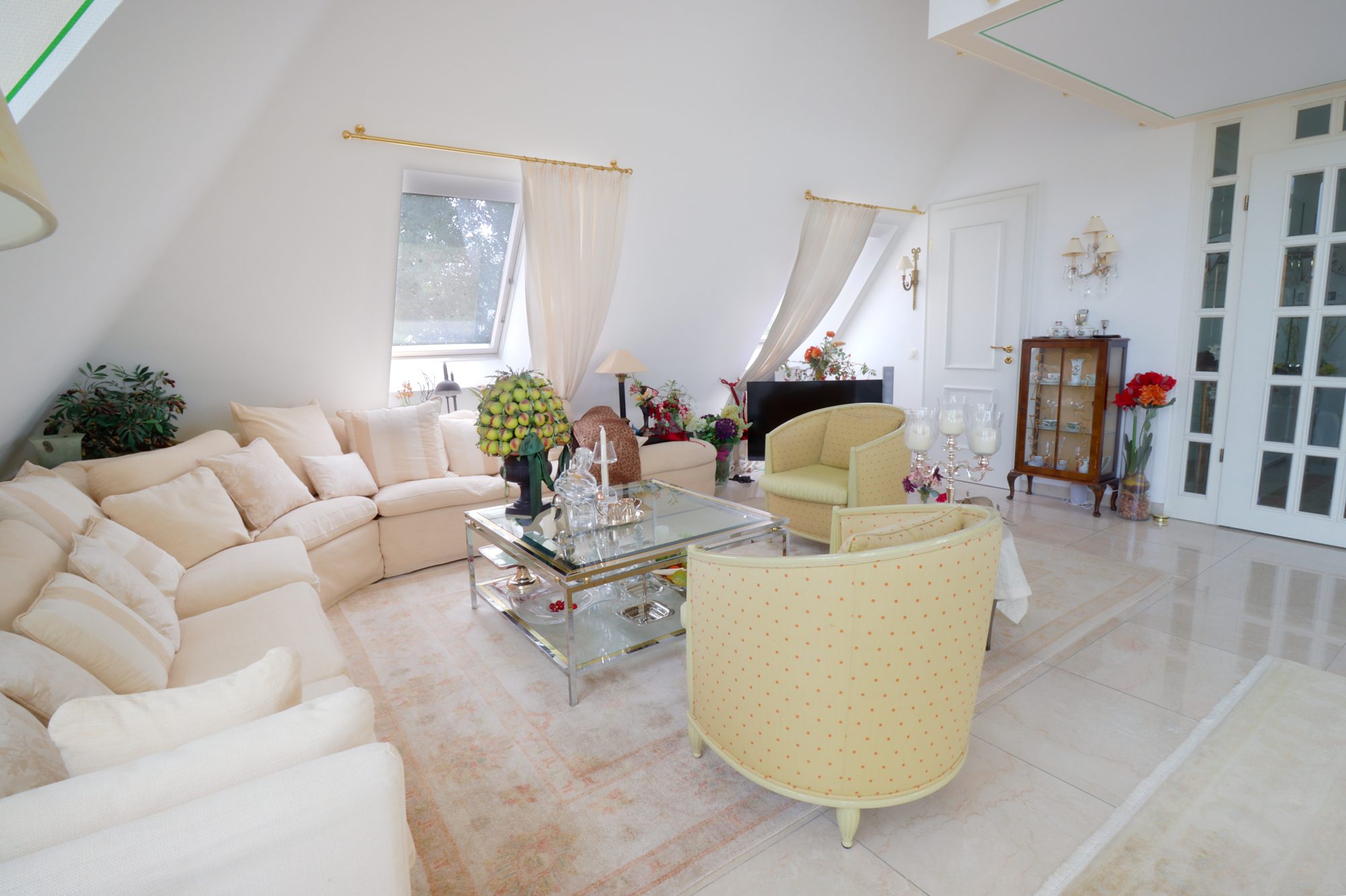 Immobilienangebot - Düsseldorf - Alle - Altstadt: exklusive Galeriewohnung mit einzigartigem Rheinblick, Terrasse und TG-Stellplatz