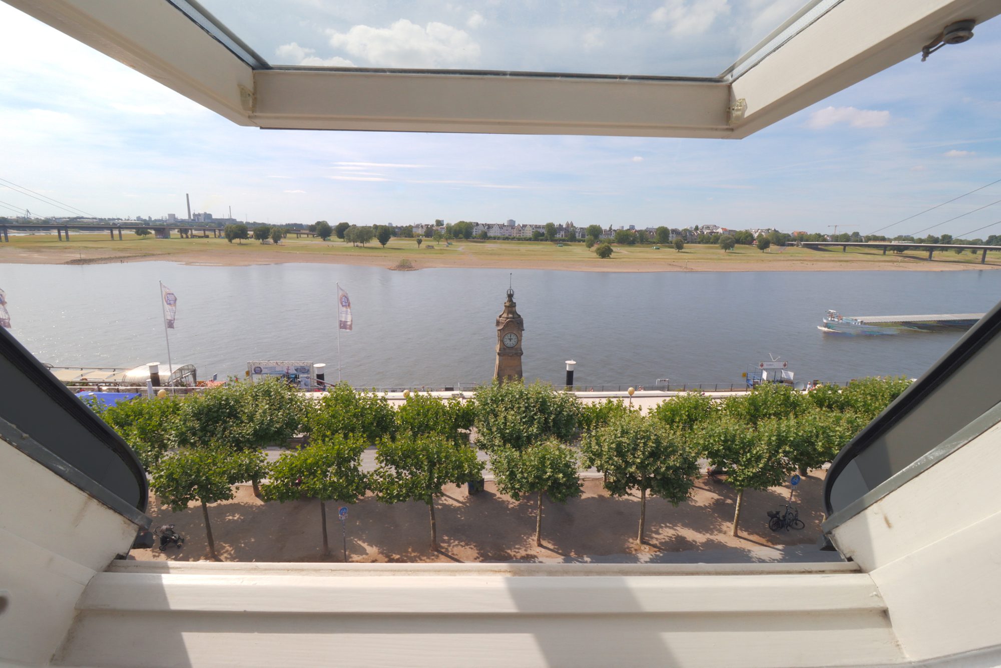 Immobilienangebot - Düsseldorf - Alle - Altstadt: exklusive Galeriewohnung mit einzigartigem Rheinblick, Terrasse und TG-Stellplatz