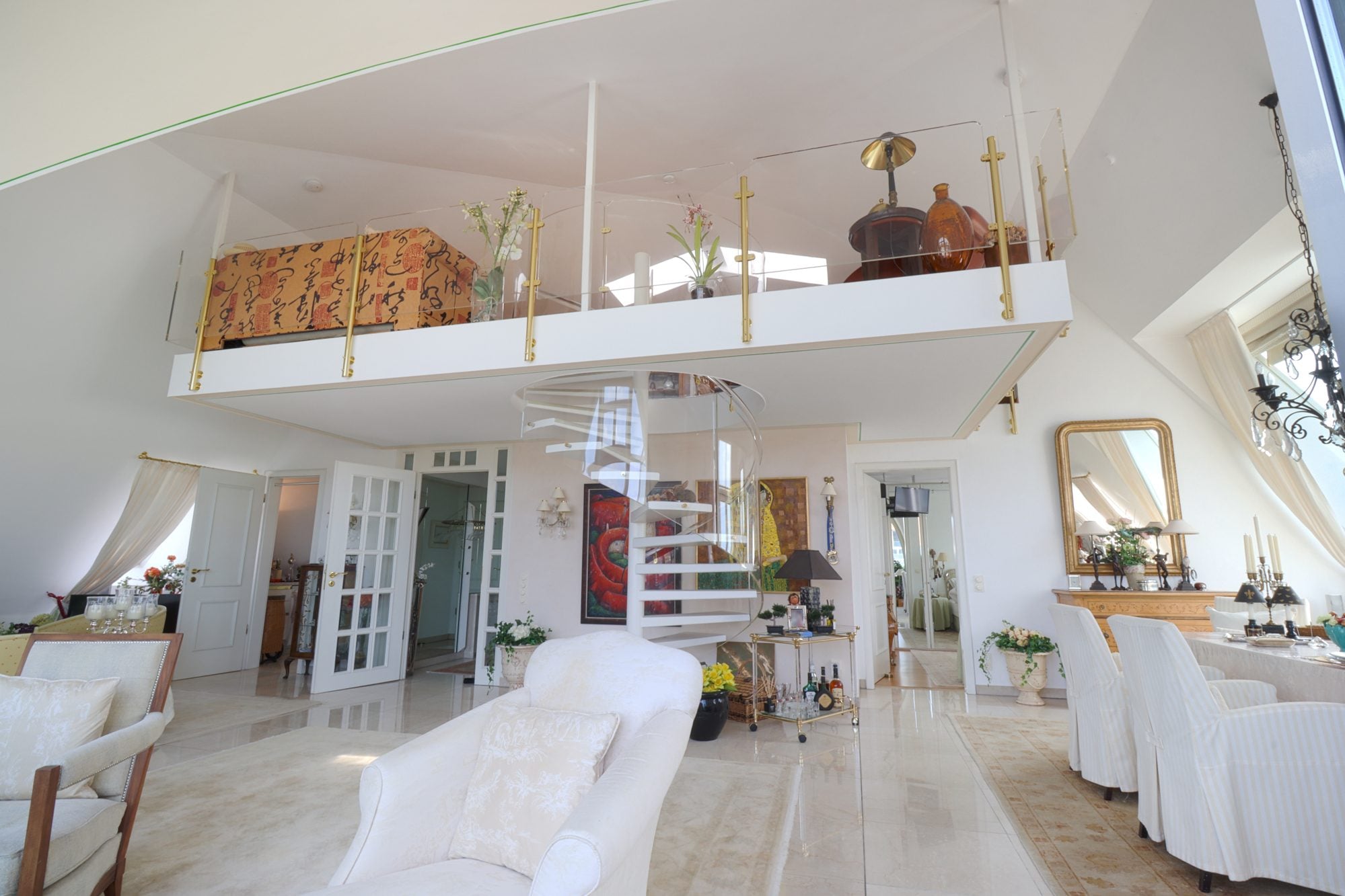 Immobilienangebot - Düsseldorf - Alle - Altstadt: exklusive Galeriewohnung mit einzigartigem Rheinblick, Terrasse und TG-Stellplatz