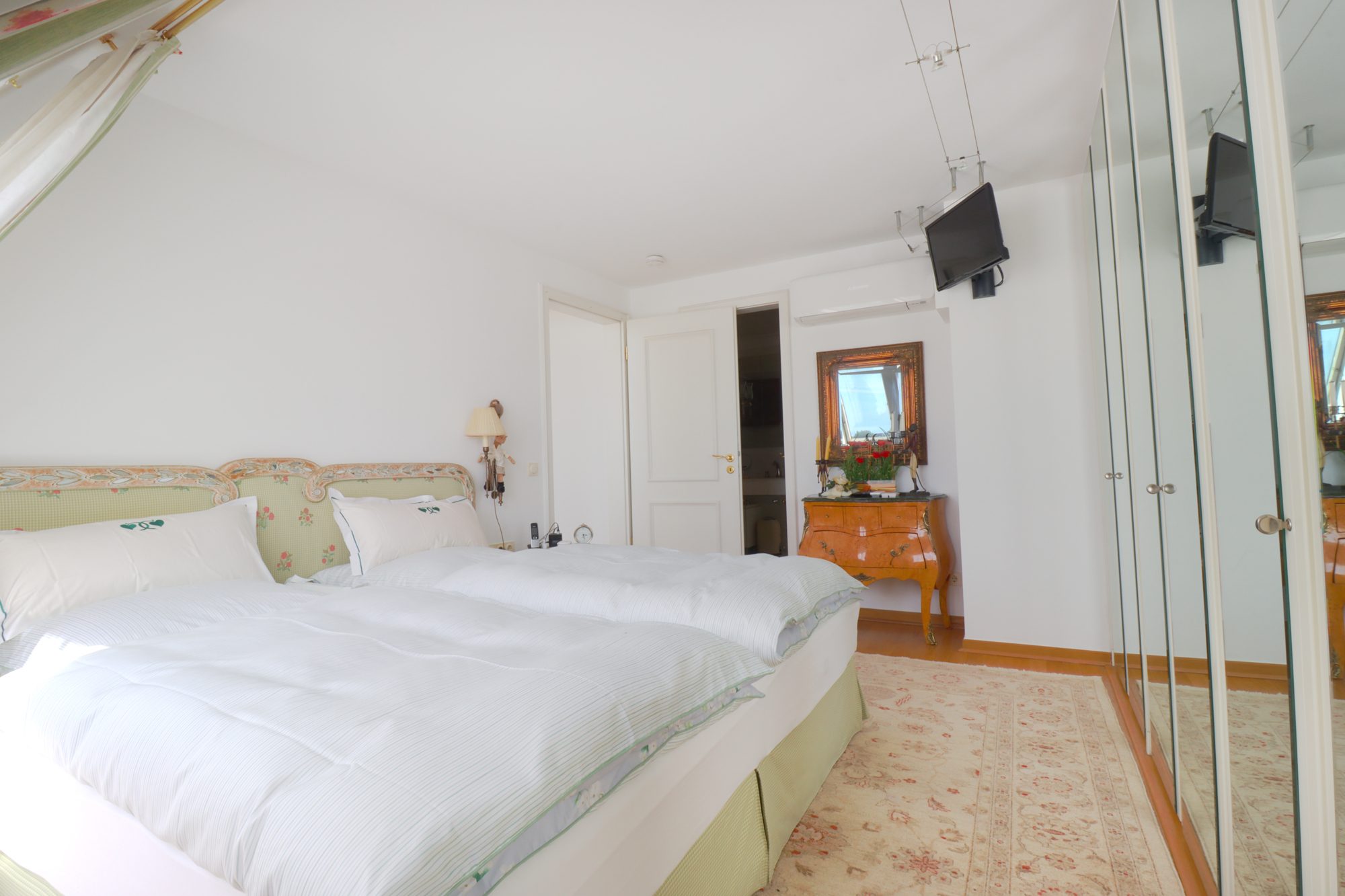 Immobilienangebot - Düsseldorf - Alle - Altstadt: exklusive Galeriewohnung mit einzigartigem Rheinblick, Terrasse und TG-Stellplatz