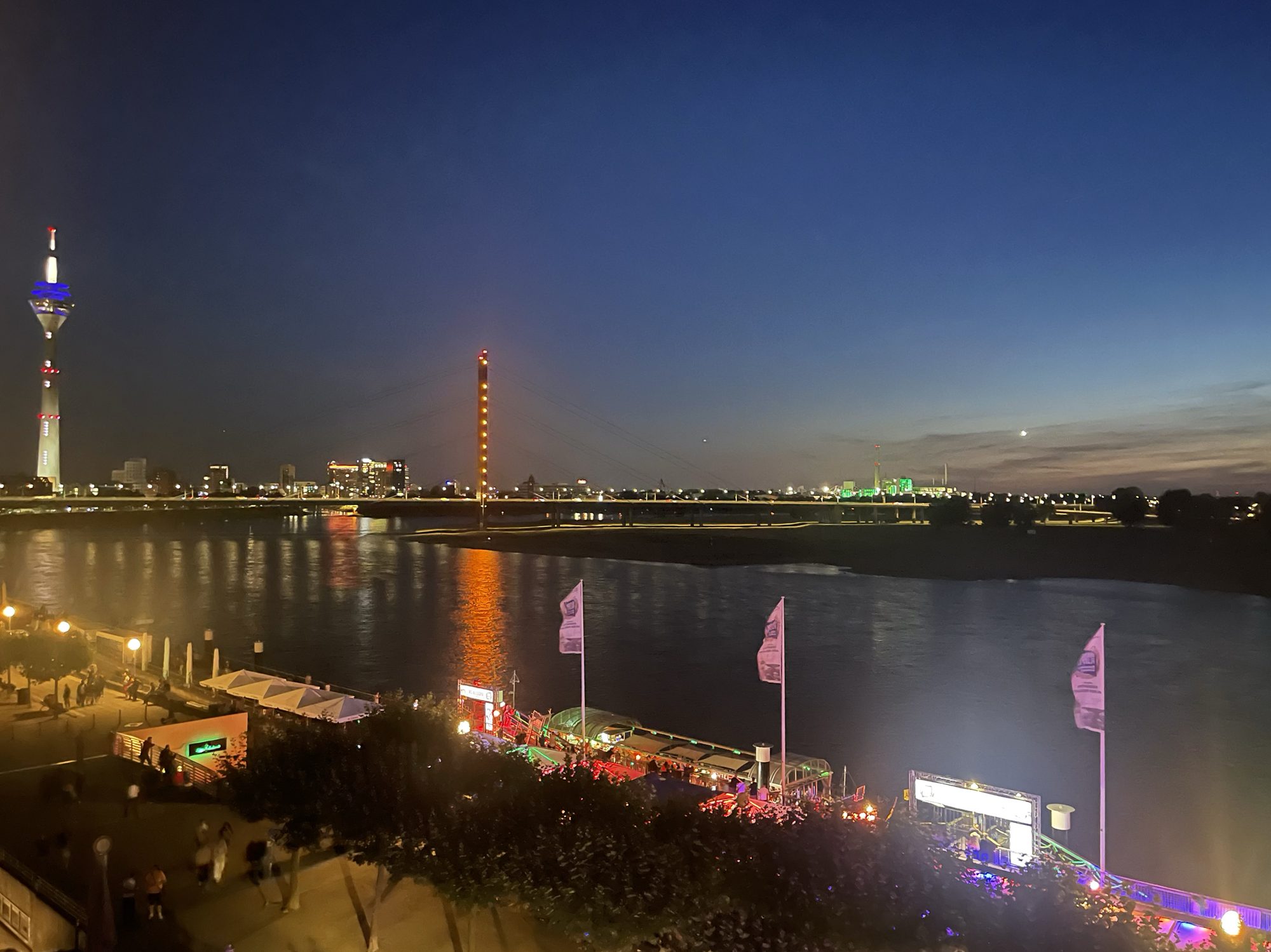 Immobilienangebot - Düsseldorf - Alle - Altstadt: exklusive Galeriewohnung mit einzigartigem Rheinblick, Terrasse und TG-Stellplatz