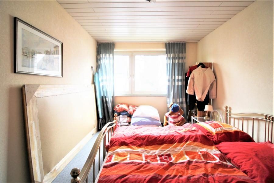 Immobilienangebot - Düsseldorf - Alle - Lörick: Reihenmittelhaus mit 6 Zimmern, Garage und Garten in sehr guter Lage