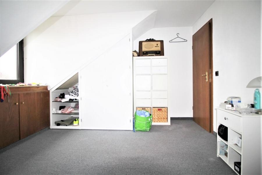Immobilienangebot - Düsseldorf - Alle - Lörick: Reihenmittelhaus mit 6 Zimmern, Garage und Garten in sehr guter Lage
