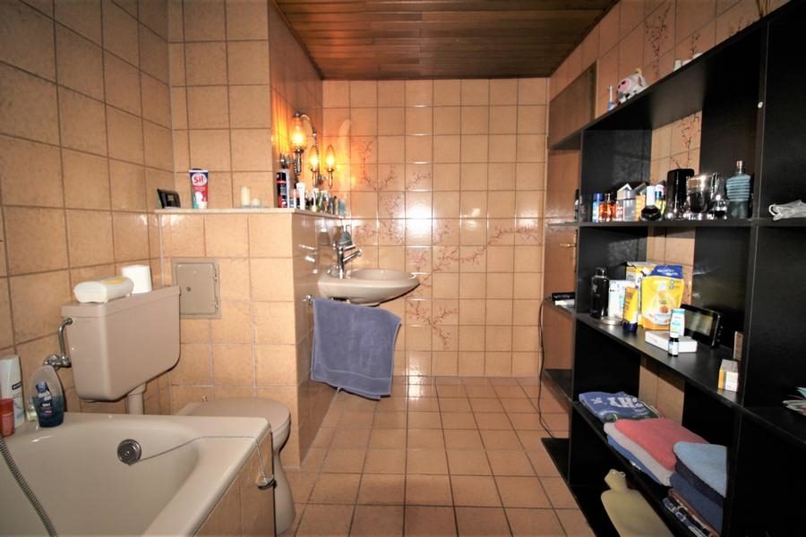 Immobilienangebot - Düsseldorf - Alle - Lörick: Reihenmittelhaus mit 6 Zimmern, Garage und Garten in sehr guter Lage