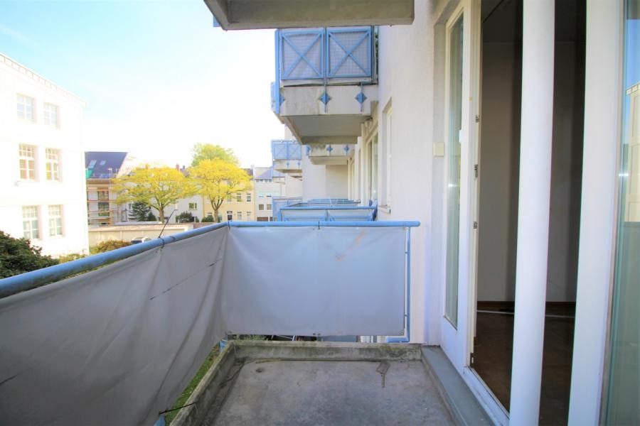 Immobilienangebot - Düsseldorf / Flingern Nord - Alle - Flingern Nord: Renovierungsbedürftige 2-Zimmerwohnung mit Balkon und Tiefgaragenstellplatz