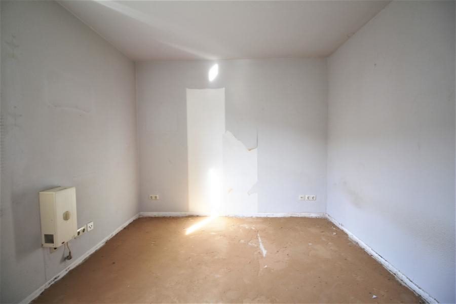 Immobilienangebot - Düsseldorf / Flingern Nord - Alle - Flingern Nord: Renovierungsbedürftige 2-Zimmerwohnung mit Balkon und Tiefgaragenstellplatz