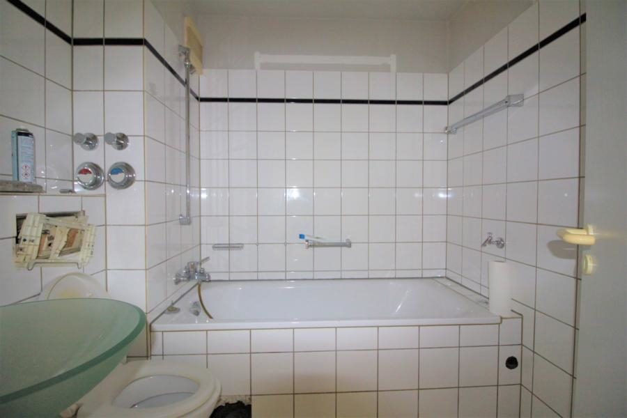 Immobilienangebot - Düsseldorf / Flingern Nord - Alle - Flingern Nord: Renovierungsbedürftige 2-Zimmerwohnung mit Balkon und Tiefgaragenstellplatz