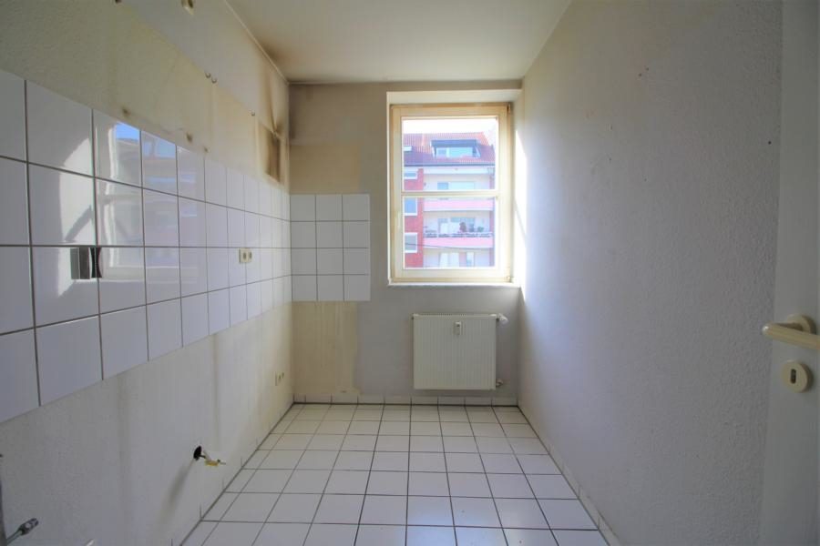 Immobilienangebot - Düsseldorf / Flingern Nord - Alle - Flingern Nord: Renovierungsbedürftige 2-Zimmerwohnung mit Balkon und Tiefgaragenstellplatz