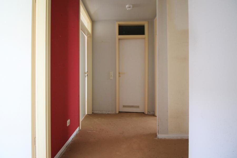 Immobilienangebot - Düsseldorf / Flingern Nord - Alle - Flingern Nord: Renovierungsbedürftige 2-Zimmerwohnung mit Balkon und Tiefgaragenstellplatz