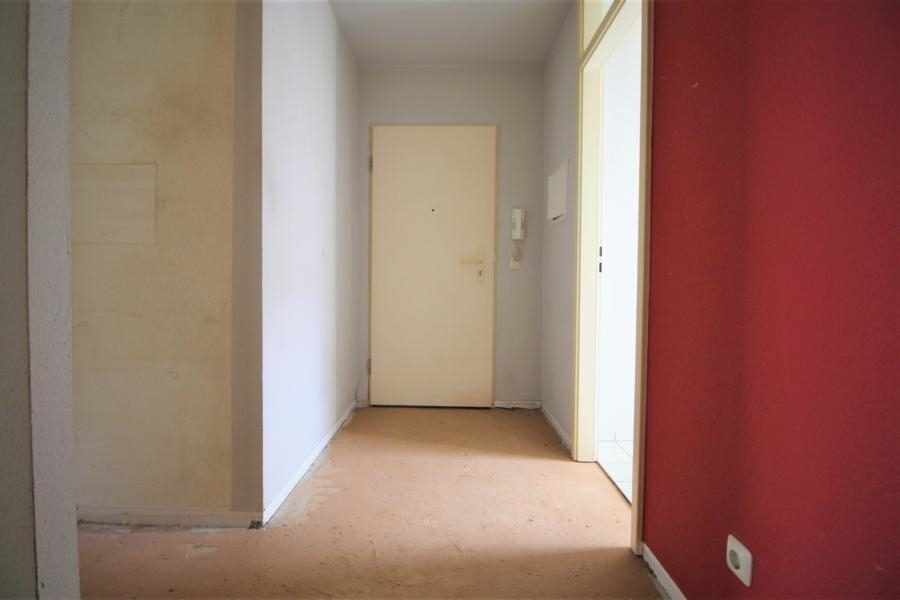Immobilienangebot - Düsseldorf / Flingern Nord - Alle - Flingern Nord: Renovierungsbedürftige 2-Zimmerwohnung mit Balkon und Tiefgaragenstellplatz