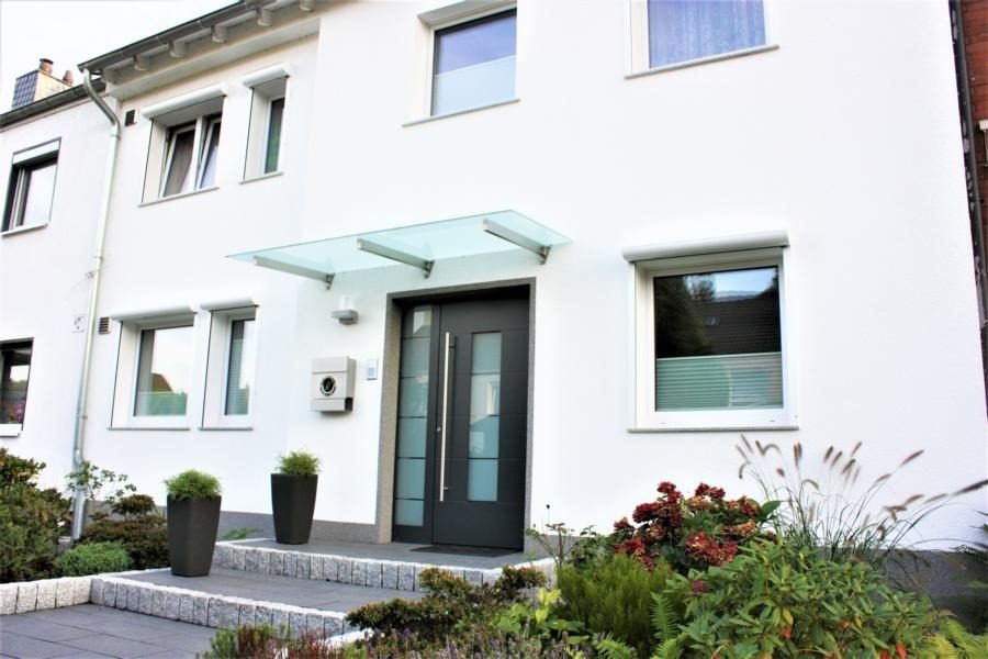 Immobilienangebot - Düsseldorf / Vennhausen - Alle - Vennhausen: Exklusives Reihenmittelhaus auf 2 Etagen mit Terrasse und Garten in ruhiger Lage