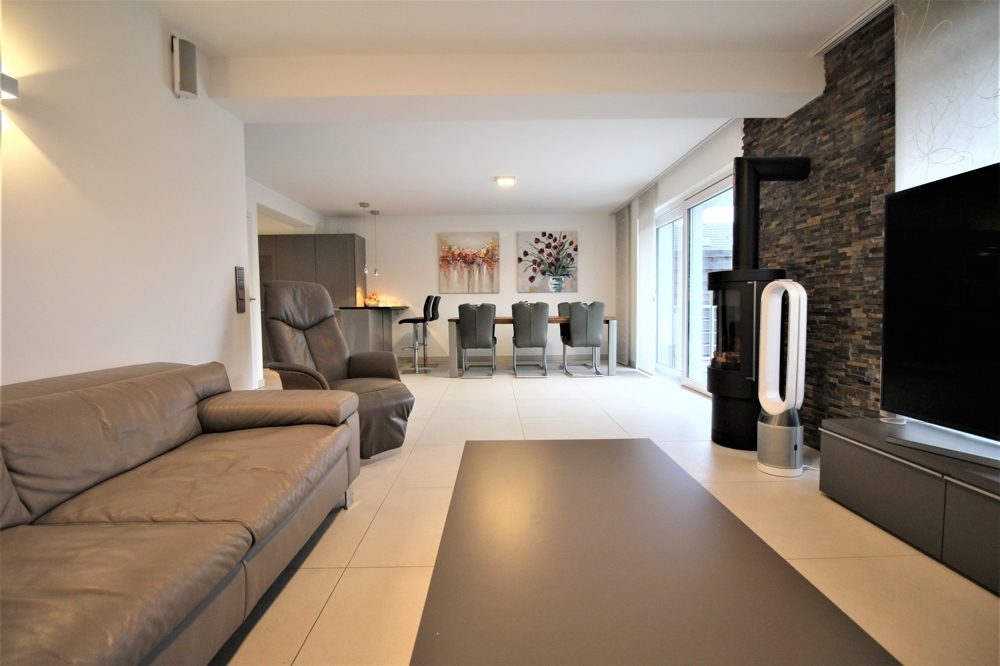 Immobilienangebot - Düsseldorf / Vennhausen - Alle - Vennhausen: Exklusives Reihenmittelhaus auf 2 Etagen mit Terrasse und Garten in ruhiger Lage