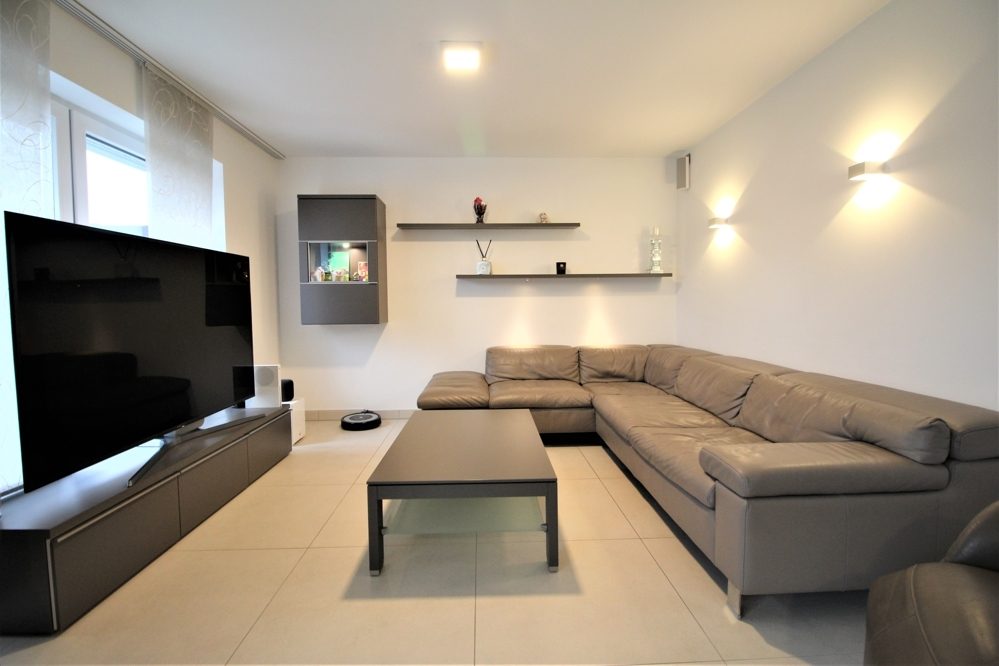 Immobilienangebot - Düsseldorf / Vennhausen - Alle - Vennhausen: Exklusives Reihenmittelhaus auf 2 Etagen mit Terrasse und Garten in ruhiger Lage
