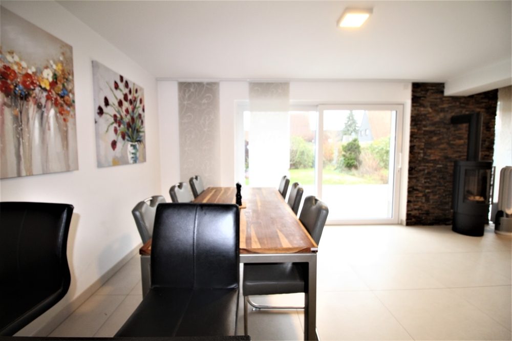 Immobilienangebot - Düsseldorf / Vennhausen - Alle - Vennhausen: Exklusives Reihenmittelhaus auf 2 Etagen mit Terrasse und Garten in ruhiger Lage