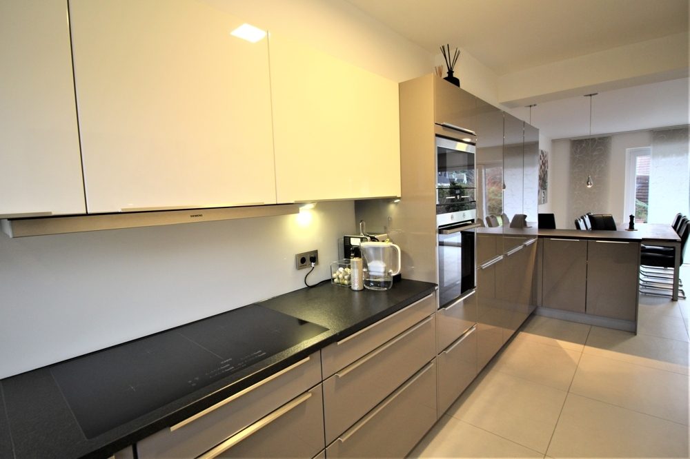 Immobilienangebot - Düsseldorf / Vennhausen - Alle - Vennhausen: Exklusives Reihenmittelhaus auf 2 Etagen mit Terrasse und Garten in ruhiger Lage