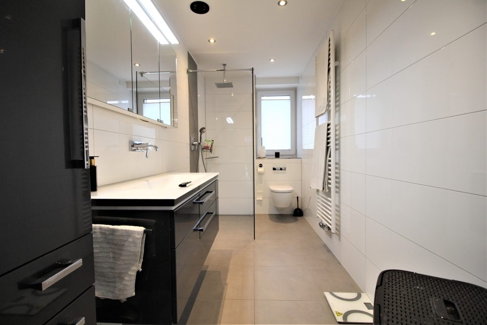 Immobilienangebot - Düsseldorf / Vennhausen - Alle - Vennhausen: Exklusives Reihenmittelhaus auf 2 Etagen mit Terrasse und Garten in ruhiger Lage