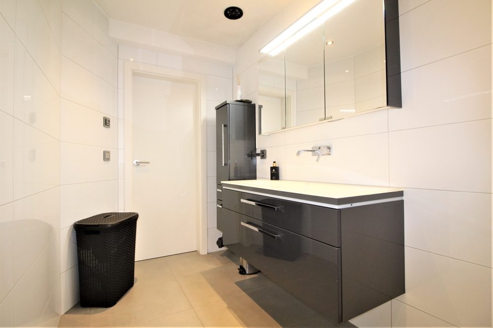 Immobilienangebot - Düsseldorf / Vennhausen - Alle - Vennhausen: Exklusives Reihenmittelhaus auf 2 Etagen mit Terrasse und Garten in ruhiger Lage